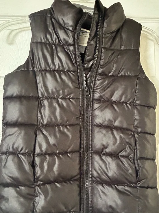 Kids Black Quilted Puffer Vest - size 8 Lightweight Insulated Vest