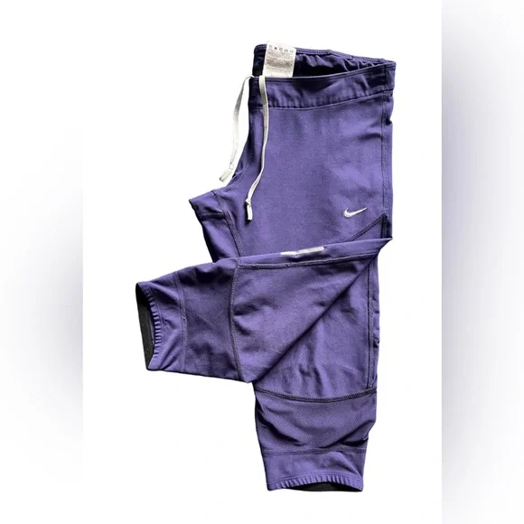 L, NIKE Dri-Fit athletic running capri’s with small pockets