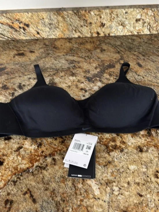 Women’s size 1x NWT Nike training bra