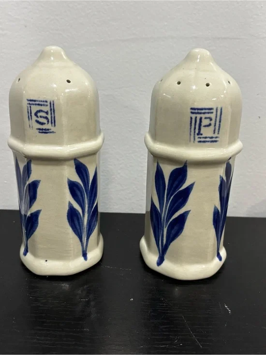 Williamsburg potter Ceramic Cream and Blue Leaf Salt & Pepper Shaker Set