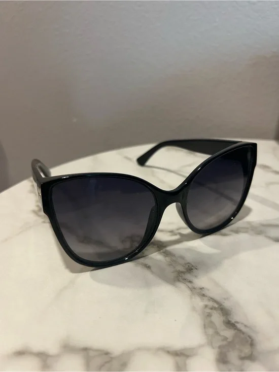 Classic Black Cat-Eye Sunglasses - Stylish Women Accessories