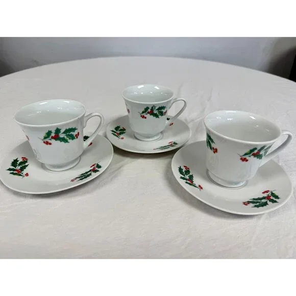 Alco Industries Holly & Berries Christmas teacup and saucer Vintage‎