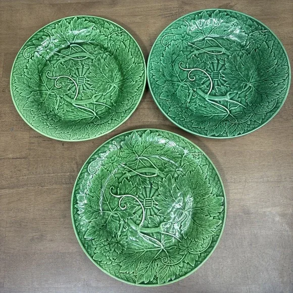 3 Antique WEDGWOOD GREEN MAJOLICA GRAPEVINE RELIEF PLATE - 8 3/8