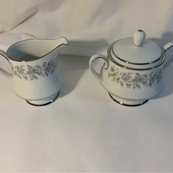 New Contemporary by Noritake Blythe 2037 Creamer and Sugar
