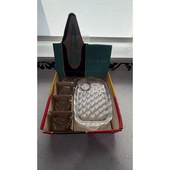 Vintage Federal Glass Company Columbus Ohio A 8 Snack Set 4 Cups & 4 Plates