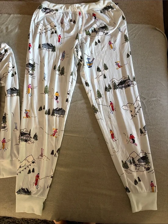 Women’s Kate Spade White Ski Scene Pajama Bottoms with Colorful Skiers