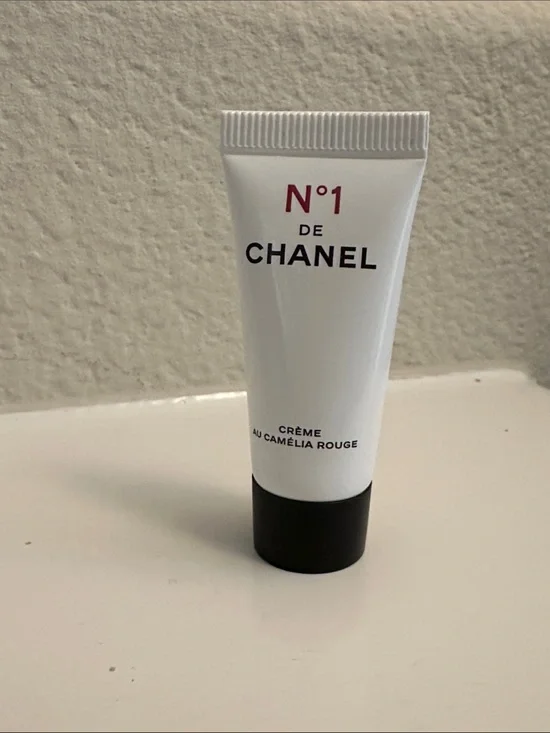 CHANEL N°1 Crème au Camélia Rouge - White & Black Tube