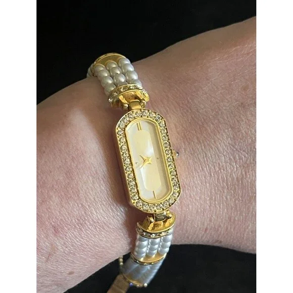 Vintage Avon Elizabeth Taylor Pearl Crystal Watch Japan Movt