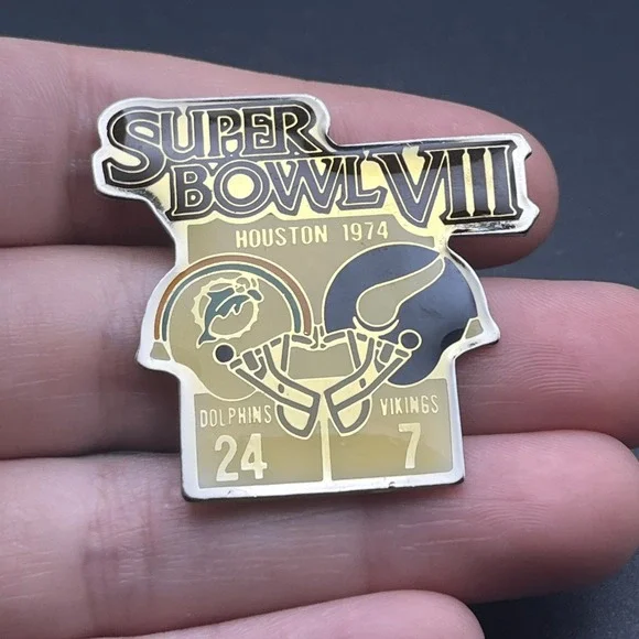 Starline‎ Super Bowl VIII Miami Dolphins Minnesota Vikings NFL Lapel Hat Pin