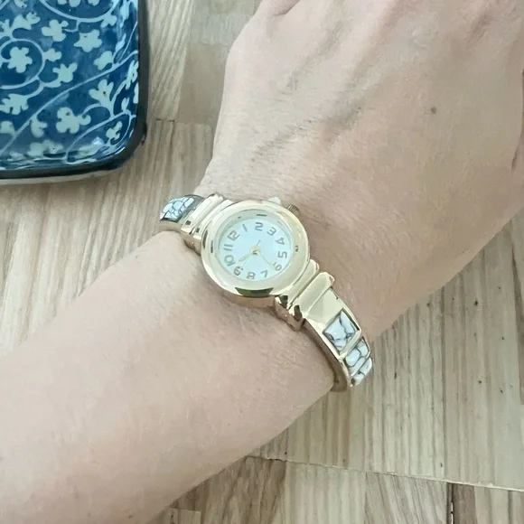 Unbranded ladies gold tone hinged cuff bracelet watch NEW BATTERY