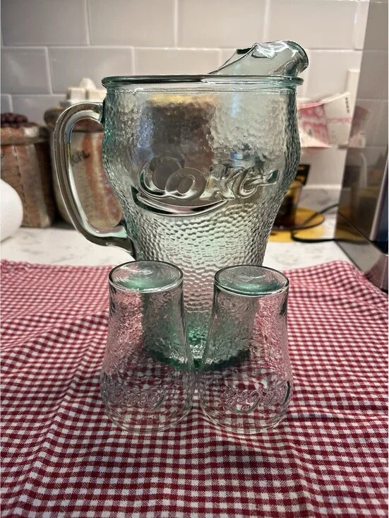 VTG COCA-COLA HEAVY GREEN PEBBLED GLASS 64 0Z COKE PITCHER-WITH 2 GLASSES 1999