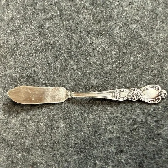1847 Rogers Bros Heritage Silverplate Master Butter‎ Knife Floral Ornate 1953