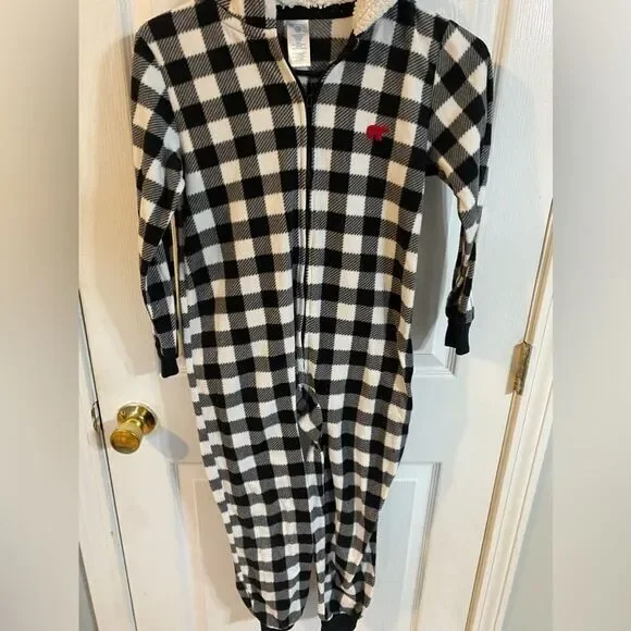 - Boy/ girl one piece pajamas size 7/8‎