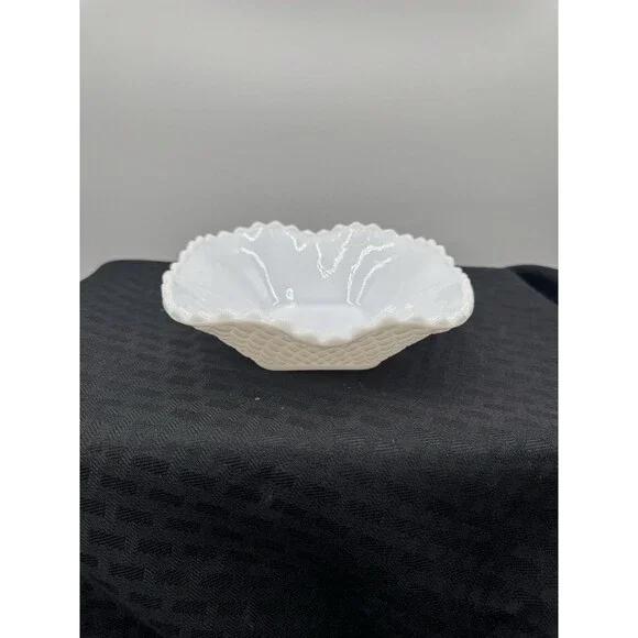 Anchor Hocking Early American Milk Glass Fruit/Dessert Bowl 6 inches White