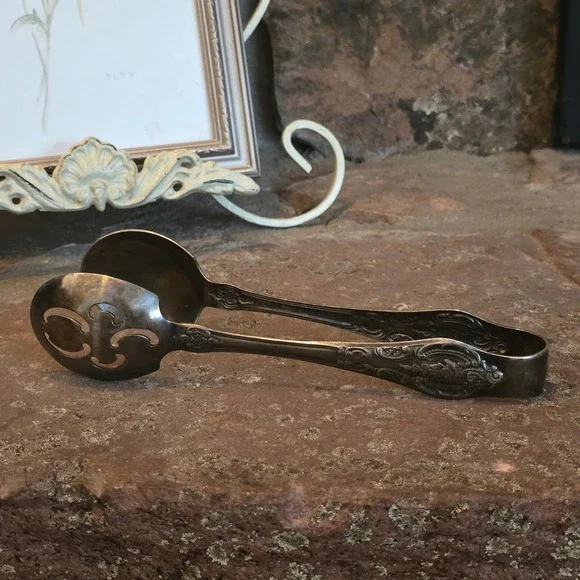 Wallace Silver Plate Antique Tongs Pierced Floral Scroll Ornate Serving Tool 8in