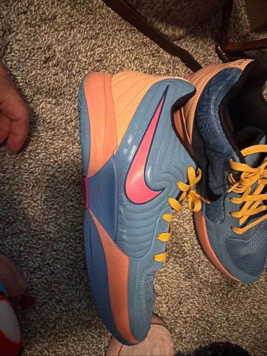 Nike mens Blue, Peach & Pink Basketball Sneakers