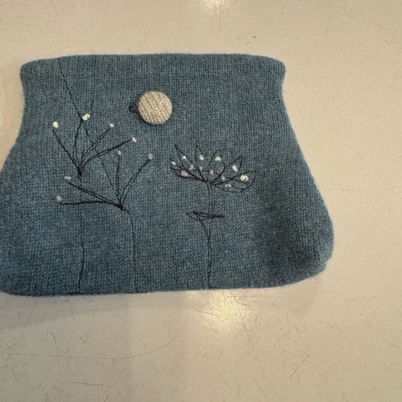 Janie Knitted Textiles embroidered wildflower, clutch Sprig‎ purse Tweed button