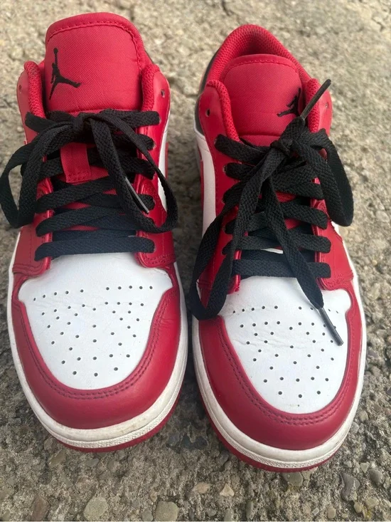 Nike men’s Red, White & Black Low-Top Sneakers
