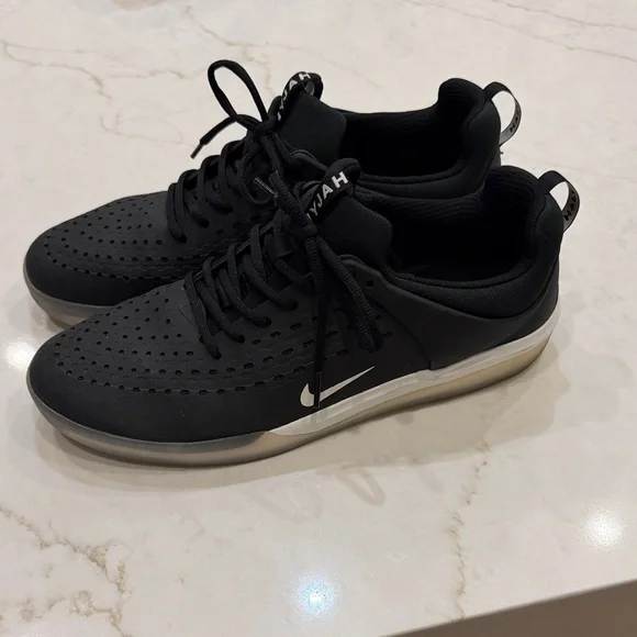 Nike Men's Black Athletic Sneakers with White Swoosh