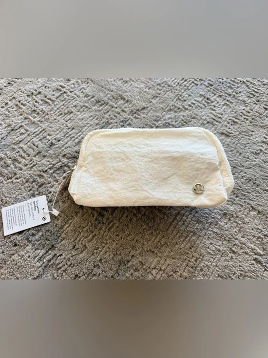 Disney x lululemon Everywhere Belt Bag 1L White NWT Mickey U9CC4S