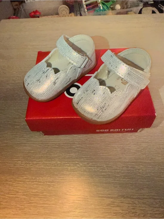 See Kai Run Silver Mary Jane Shoes size 3 New with Box