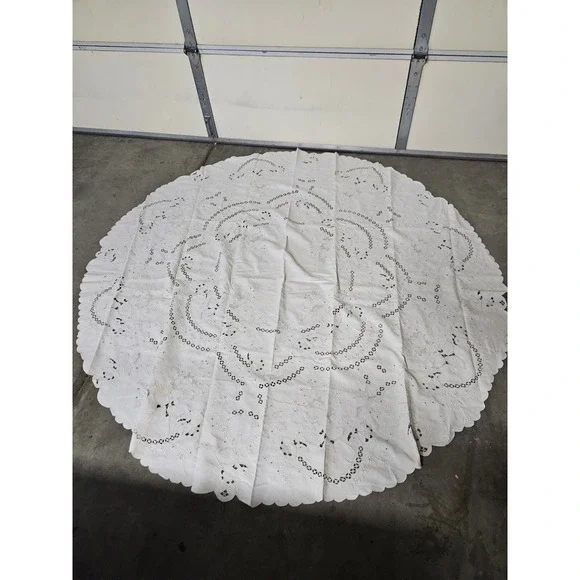 2 Round Antique Table Clothes‎