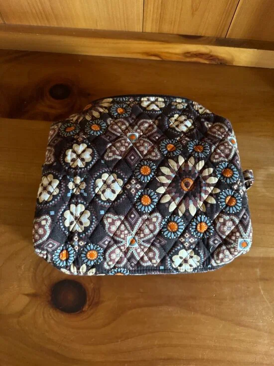 NWOT Vera Bradley Retro Floral Print Zip Close PVC Lined Quilted Cosmetic Case
