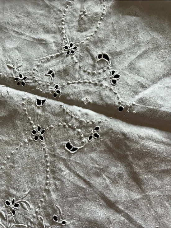 Vintage White Madeir-Style Embroidered Cutwork tablecloth 57