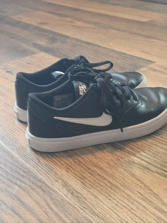 Nike SB Black Low-Top Sneakers with White Swoosh