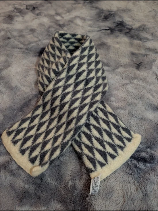 Patterned Wool Scarf - Black & Cream