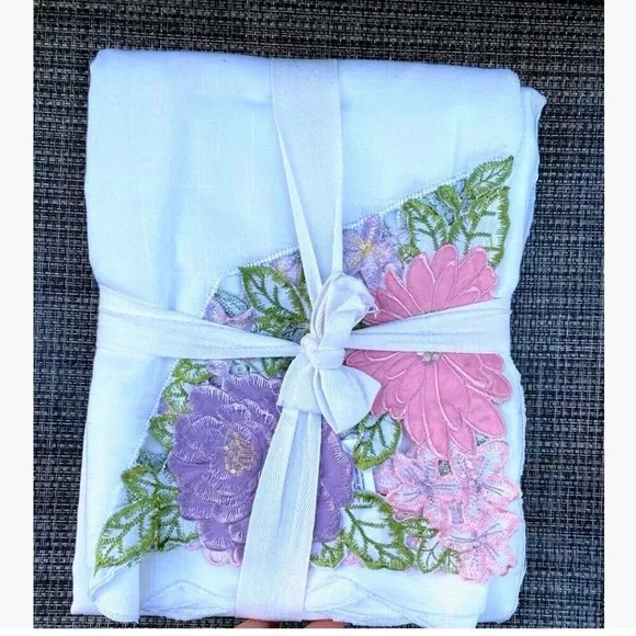 Envogue Gardenia 100% Polyester Embroidered Cutwork Oblong Tablecloth 60