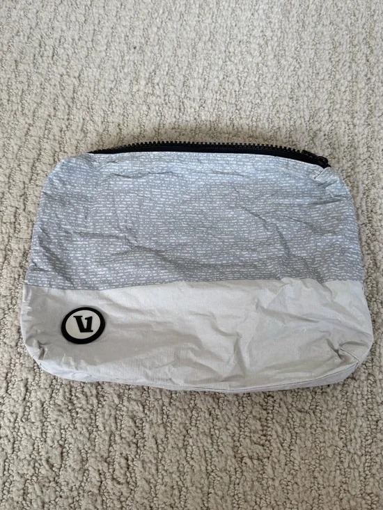 Aloha collection x Vuori small pouch