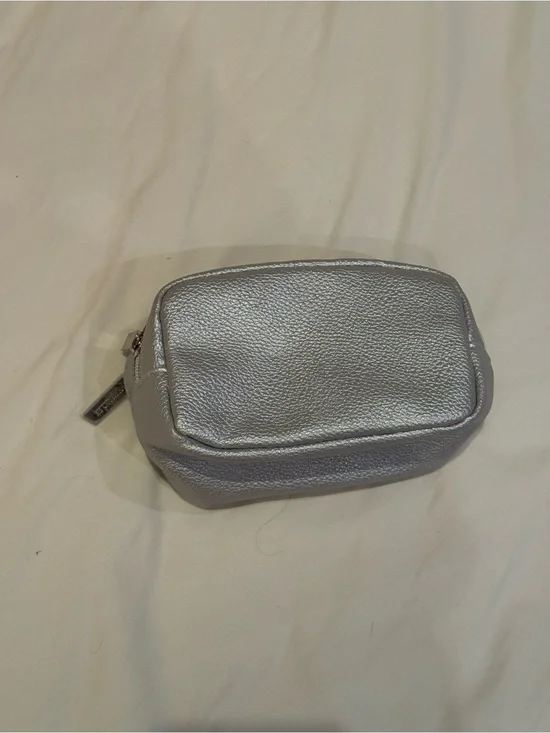 NWOT La Prarie Metallic Silver Pleather Cosmetic Pouch