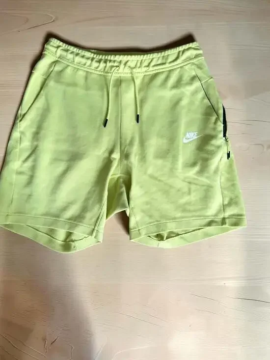 Nike Sportswear Fleece Shorts in Lemon Twist, Size M