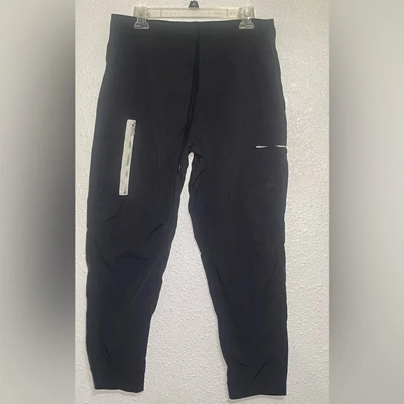Nike Black women’s drawstring crop pants size medium