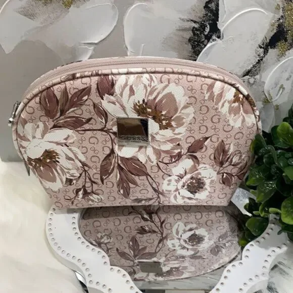𝅺GUESS Cosmetic Bag