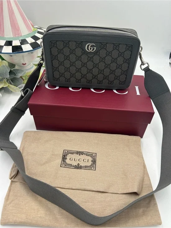 Men's Gucci GG  Supreme shoulder Bag crafted in gray and black canvas made Italy