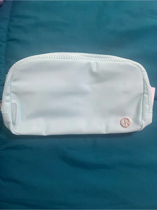 lululemon athletica Mint Green Zip Pouch crossbody bag NWT