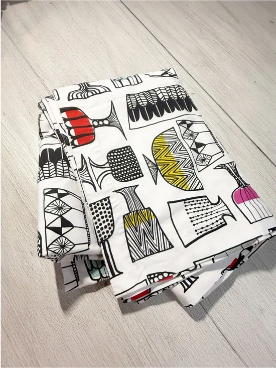CRATE & BARREL MARIMEKKO Bright Print Whimsical KIPPIS Tablecloth 60 X 90 Inch.