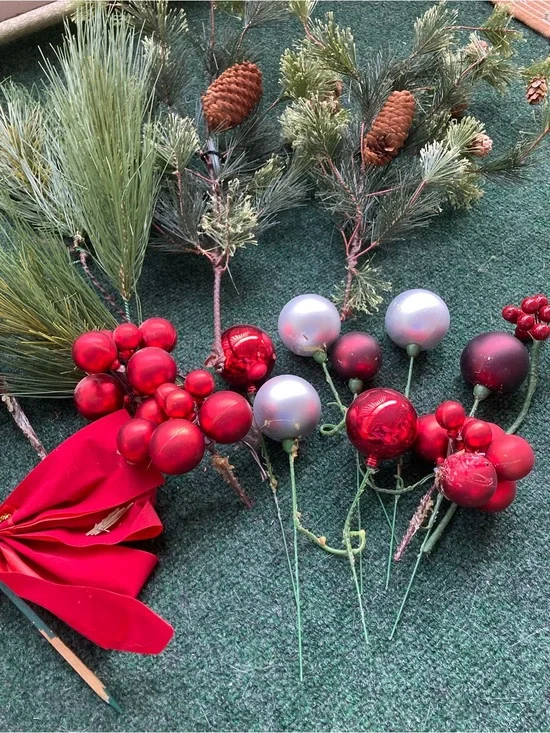 Classic Holiday Picks 16 Assorted Styles Exc Condition $23/all