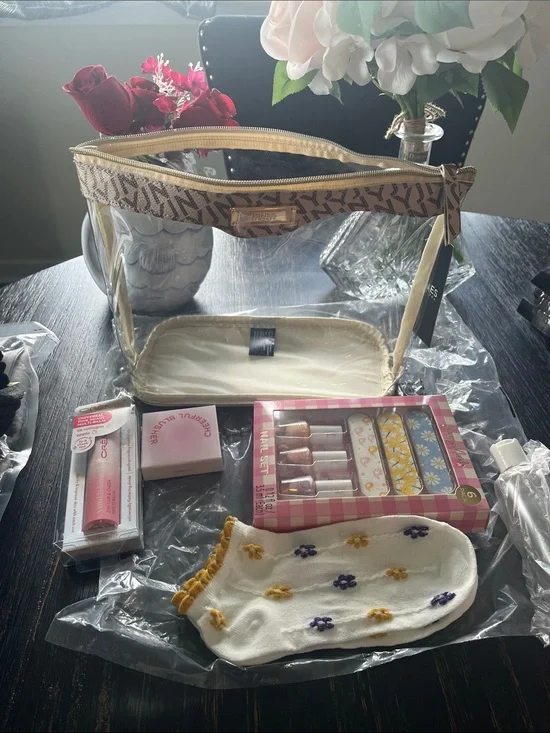 Jones NY Clear Cosmetic Travel Bag with Beige Trim w/extras