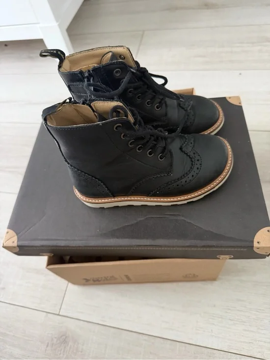Young Soles Sidney boot size boys  10/10.5