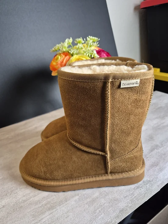BearPaw Kids Suede Cozy Boot in Chestnut Brown. Size 3