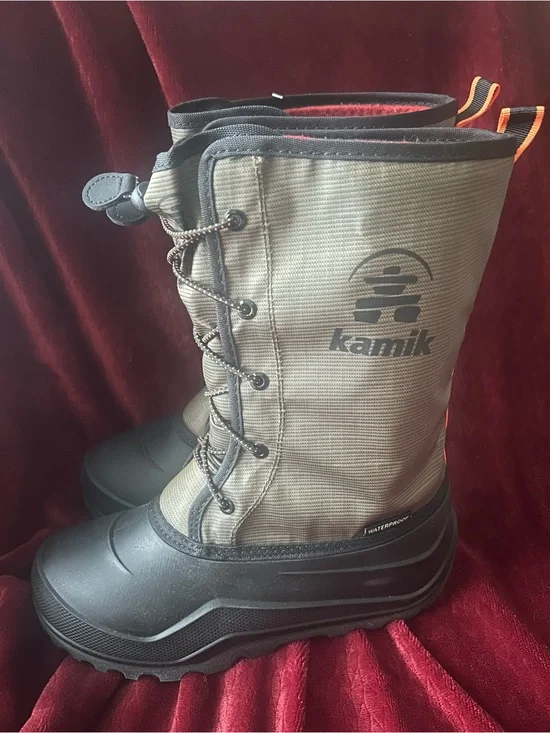 Kamik Snowmates Lace Up Waterproof Boots Big Kids 7 or Women’s  8/8.5 NWT