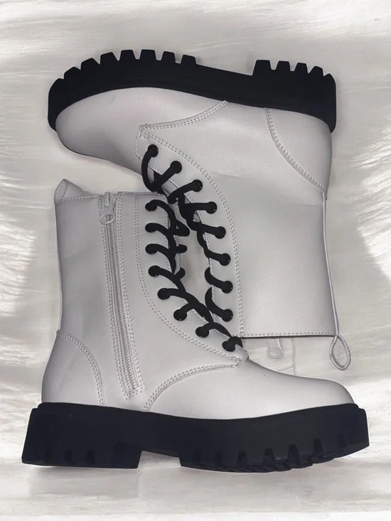 🎨 art class 🎨 White Combat Boots with Black Lug Sole Girls Size 13
