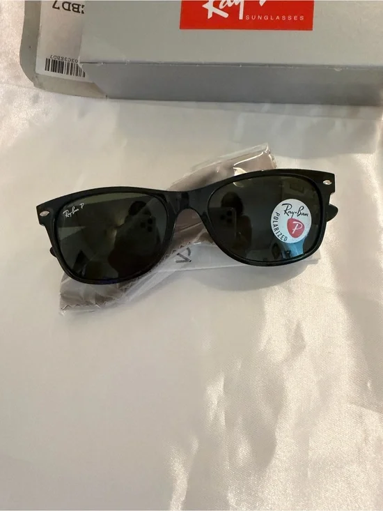 Ray-Ban Black Wayfarer Sunglasses with Dark Green Lenses ORB2132
