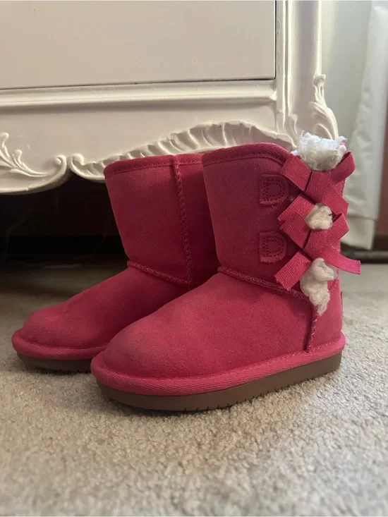 Small pink boot with fleece interior