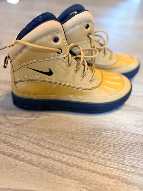 Nike Kids Yellow and Black High-Top Winter Boots