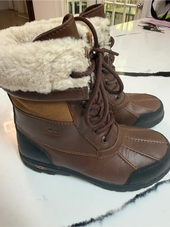 UGG Kids Brown Leather Lace-Up Boots with Cream Shearling Cuff