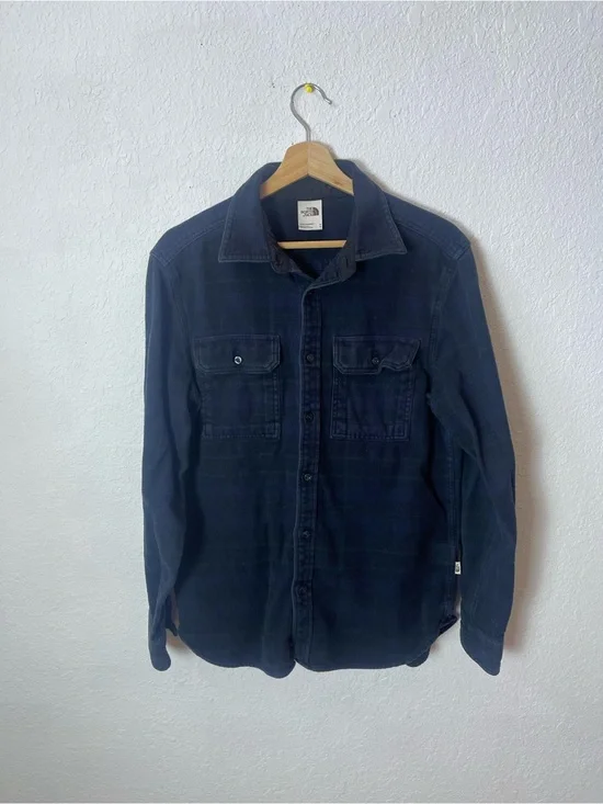 The north face  long-sleeve button-down shirt size M